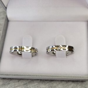 Aliança de Aço Inox Reta com Pedra | Friso | Filete de Ouro | 4 mm | Par - Imagem 2