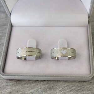 Aliança de Aço Inox Reta com Coração | Diamantada | Friso | Rebaixo | 7 mm | Par - Imagem 2