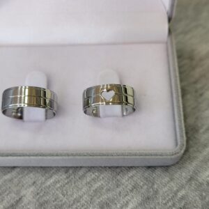 1001 / 1001-C : Aliança de Aço Inox Reta com Coração | Friso | Rebaixo | 7 mm | Par - Imagem 3