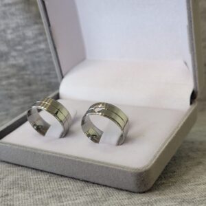 1001 / 1001-C : Aliança de Aço Inox Reta com Coração | Friso | Rebaixo | 7 mm | Par