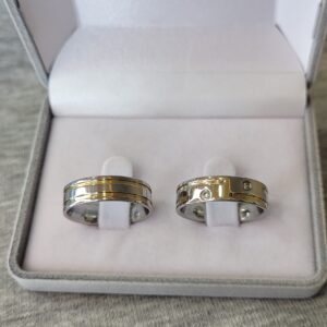 Aliança de Aço Inox Reta com 2 Pedras | 2 Frisos | 2 filetes de Ouro | 6 mm | Par - Imagem 2