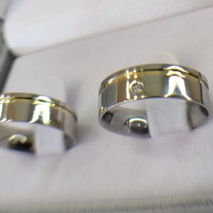 Aliança de Aço Inox Reta com Pedra | Friso | Filete de Ouro | 6 mm | Par - Imagem 4