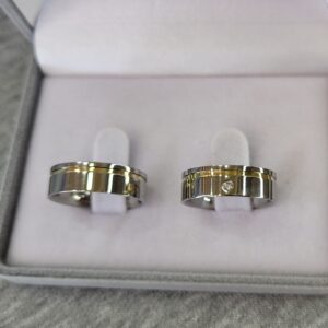 Aliança de Aço Inox Reta com Pedra | Friso | Filete de Ouro | 6 mm | Par - Imagem 2