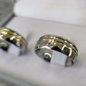 Aliança de Aço Inox Abaulada com Pedra | 2 Frisos | 2 Filetes de Ouro | 7 mm | Par - Imagem 3