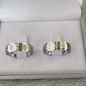 Aliança de Aço Inox Reta com Pedra | Fosca | Friso | 6 mm | Par - Imagem 2