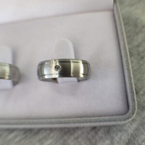 382 / 382-1 : Aliança de Aço Inox Abaulada com Pedra | Fosca | Friso | 6 mm | Par - Imagem 3