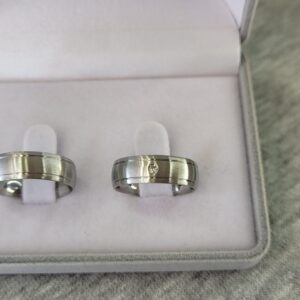 382 / 382-1 : Aliança de Aço Inox Abaulada com Pedra | Fosca | Friso | 6 mm | Par - Imagem 2