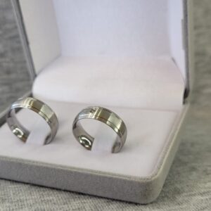 382 / 382-1 : Aliança de Aço Inox Abaulada com Pedra | Fosca | Friso | 6 mm | Par