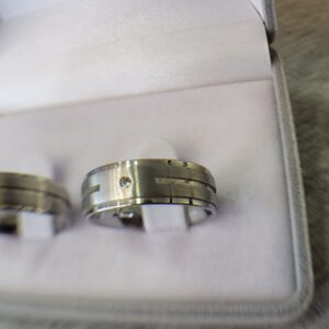 383 / 383-1 : Aliança de Aço Inox Reta com Pedra | Fosca | Friso | 8 mm | Par - Imagem 3