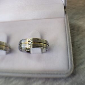 385 / 385-1 : Aliança de aço inox reta com Pedra | Fosca | Friso | Filete de Ouro | 6 mm | Par - Imagem 3