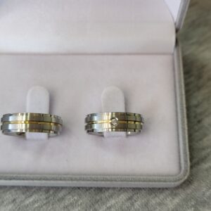 Aliança de aço inox reta com Pedra | Fosca | Friso | Filete de Ouro | 6 mm | Par - Imagem 2