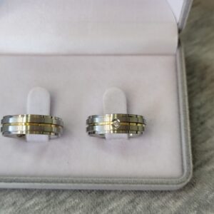 385 / 385-1 : Aliança de aço inox reta com Pedra | Fosca | Friso | Filete de Ouro | 6 mm | Par - Imagem 2