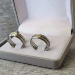 385 / 385-1 : Aliança de aço inox reta com Pedra | Fosca | Friso | Filete de Ouro | 6 mm | Par