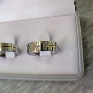 389 / 389-1 : Aliança de Aço Inox Reta com Pedra | Friso | Filete de Ouro | 6 mm | Par - Imagem 3