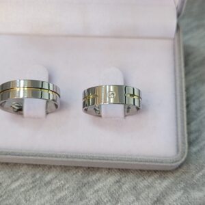 389 / 389-1 : Aliança de Aço Inox Reta com Pedra | Friso | Filete de Ouro | 6 mm | Par - Imagem 2