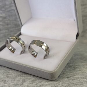 389 / 389-1 : Aliança de Aço Inox Reta com Pedra | Friso | Filete de Ouro | 6 mm | Par