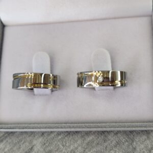 390 / 390-1 : Aliança de Aço Inox Reta com Pedra | Friso Rosca | Filete de Ouro | 6 mm | Par - Imagem 2