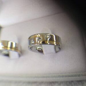 390 / 390-3 : Aliança de Aço Inox Reta com 3 Pedras | Friso Rosca | Filete de Ouro | 6 mm | Par - Imagem 3