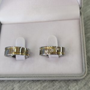 Aliança de Aço Inox Reta com 3 Pedras | Friso Rosca | Filete de Ouro | 6 mm | Par - Imagem 2