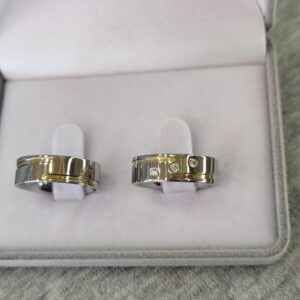 390 / 390-3 : Aliança de Aço Inox Reta com 3 Pedras | Friso Rosca | Filete de Ouro | 6 mm | Par - Imagem 2