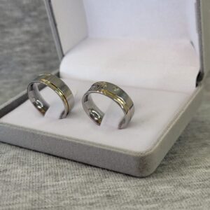 390 / 390-3 : Aliança de Aço Inox Reta com 3 Pedras | Friso Rosca | Filete de Ouro | 6 mm | Par