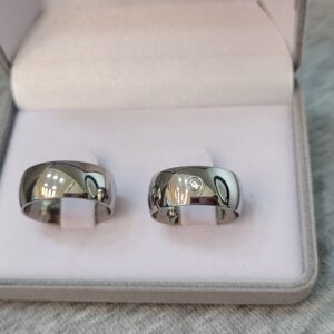 Aliança de Aço Inox Tradicional com Pedra | 8 mm | Par - Imagem 2