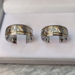 Aliança de Aço Inox Abaulada com 3 Pedras | 2 Frisos | 2 Filetes de Ouro | 8 mm | Par - Imagem 2