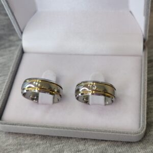 Aliança de Aço Inox Abaulada com Pedra | 2 Frisos | 2 Filetes de Ouro | 7 mm | Par - Imagem 2