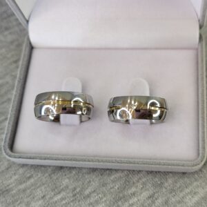 Aliança de Aço Inox Abaulada com Pedra | Friso | Filete de Ouro | 8 mm | Par - Imagem 2