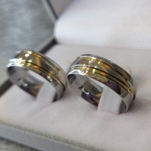 Aliança de Aço Inox Abaulada com Pedra | Frisos Infinito | 2 Filetes de Ouro | 7 mm | Par - Imagem 2