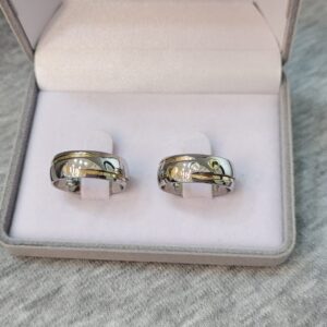 703 / 703-12c : Aliança de Aço Inox Abaulada com Pedra | Coração | Friso Rosca | Filete de Ouro | 7 mm | Par - Imagem 3