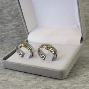 703 / 703-12c : Aliança de Aço Inox Abaulada com Pedra | Coração | Friso Rosca | Filete de Ouro | 7 mm | Par