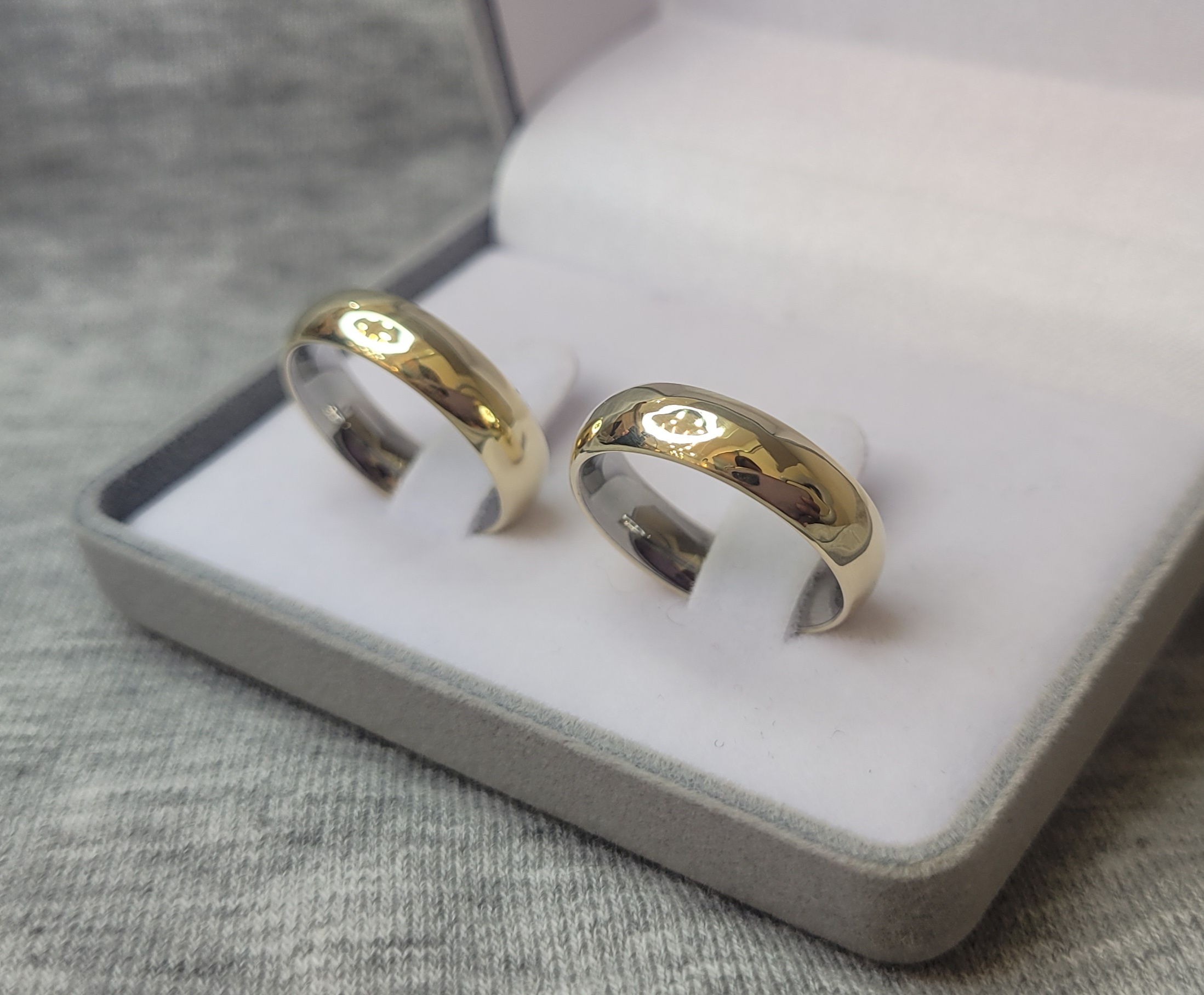 ENCAPADA ABAULADA : Aliança Encapada de Ouro 10K | Abaulada | Tradicional | Com Pedra | 5 mm | Par