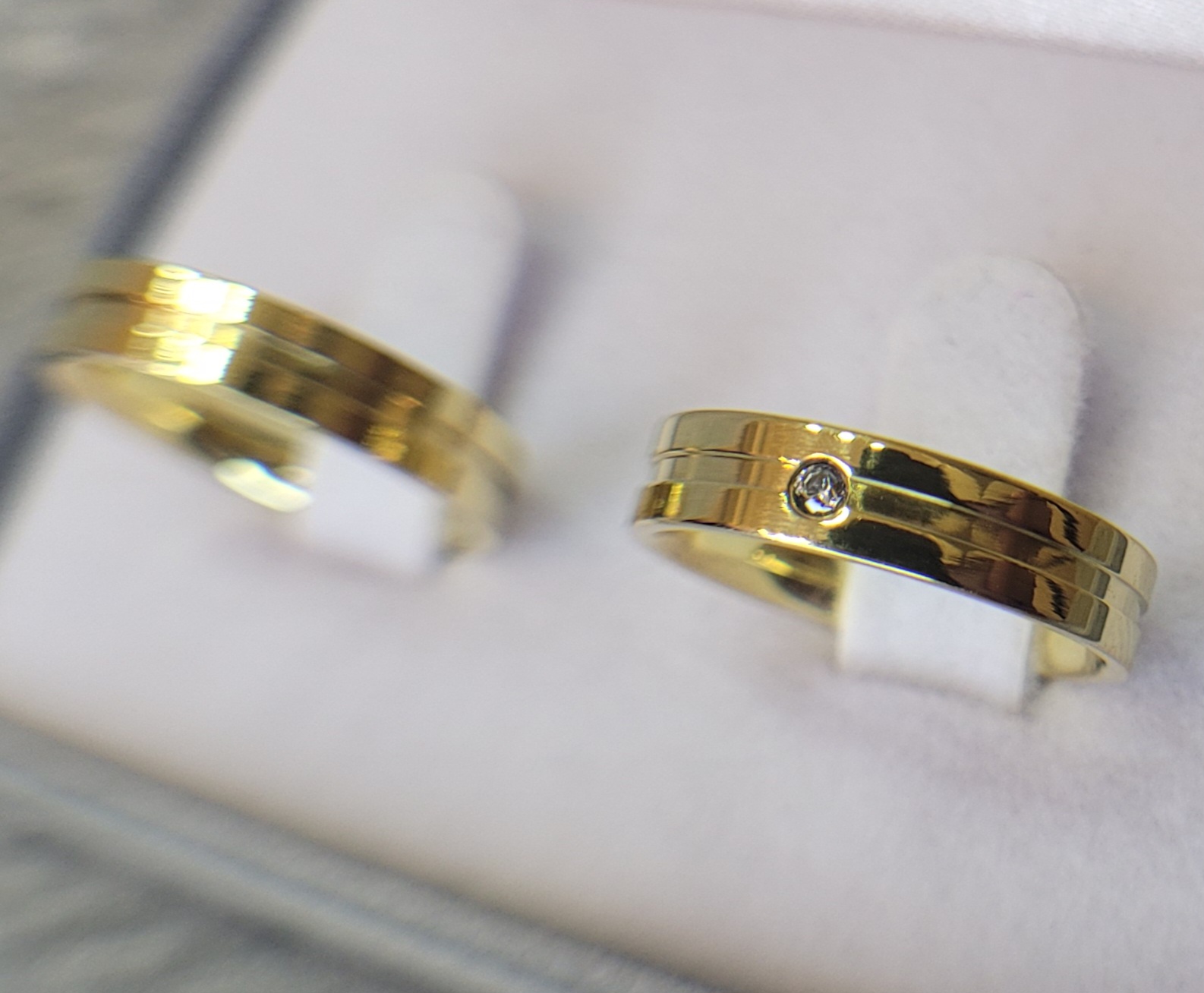 M88 / M88-1 : Aliança de Moeda Reta com Pedra | Friso | 4 mm | Par - Imagem 2