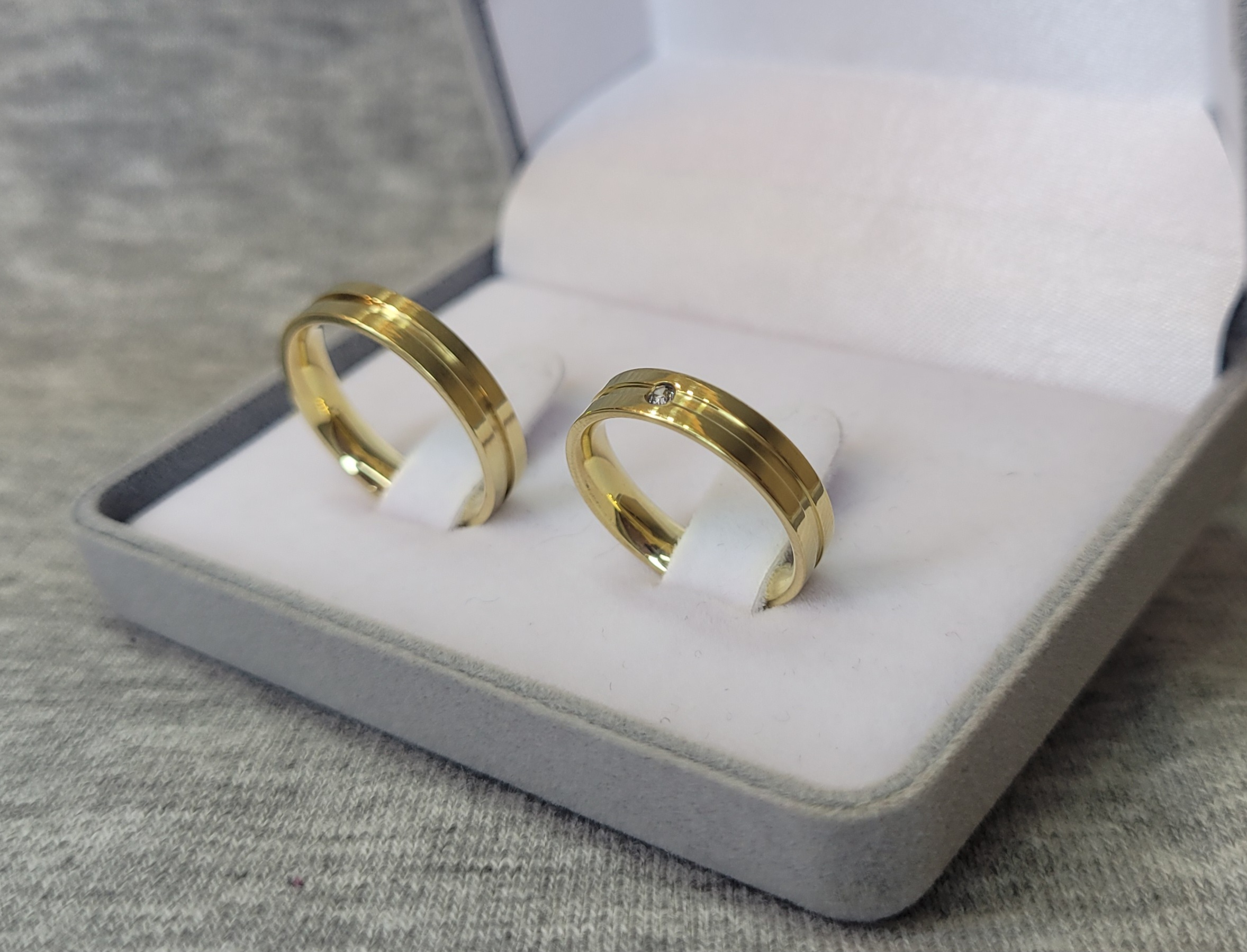 M88 / M88-1 : Aliança de Moeda Reta com Pedra | Friso | 4 mm | Par