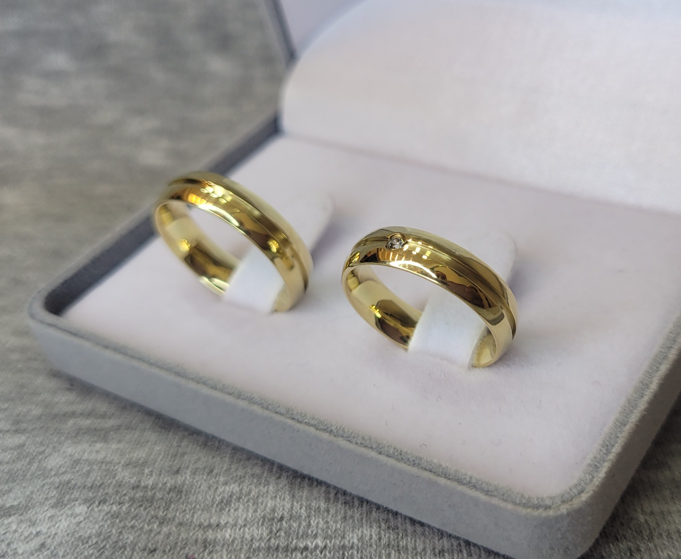 M89 / M89-1 : Aliança de Moeda Abaulada com Pedra | Friso | 5 mm | Par