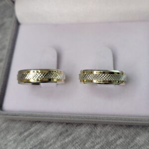 Aliança de Prata Abaulada Unissex | Recartilhada | 2 Frisos | 2 Filetes de Ouro | 6 mm | Unidade - Imagem 3