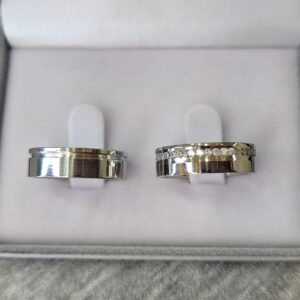 Aliança de Aço Inox Reta com Pedras | Friso | 6 mm | Napoles | Par - Imagem 2