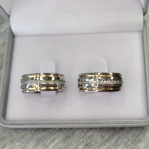 Aliança de Aço Inox Abaulada com Pedras | Frisos | Filetes de Ouro | 8 mm | Versalhes | Par - Imagem 2