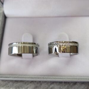 Aliança de Aço Inox Reta com Pedras | Friso | Coração de Ouro | 8 mm | Viena | Par - Imagem 3