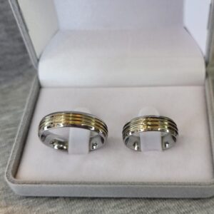 Aliança de Aço Inox Abaulada Unissex | 3 Frisos | 3 Filetes de Ouro | 6 mm | unidade - Imagem 2