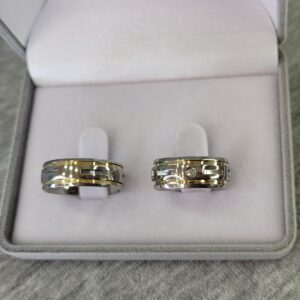 Aliança de Aço Inox Abaulada com 5 Pedras | 2 Frisos | 2 Filetes de Ouro | 7 mm | Par - Imagem 2
