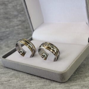 409 / 409-5 : Aliança de Aço Inox Abaulada com 5 Pedras | 2 Frisos | 2 Filetes de Ouro | 7 mm | Par