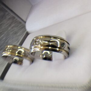 Aliança de Aço Inox Abaulada com 5 Pedras | 2 Frisos | 2 Filetes de Ouro | 7 mm | Par - Imagem 3