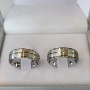Aliança de Aço Inox Abaulada com Pedra | Fosca | Friso | Filete de Ouro | 8 mm | Par - Imagem 2