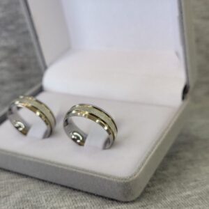 500 : Aliança de Aço Inox Abaulada Unissex | Recartilhada | 2 Frisos | 2 Filetes de Ouro | 6 mm | Unidade - Imagem 1