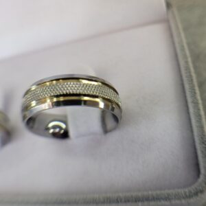 500 : Aliança de Aço Inox Abaulada Unissex | Recartilhada | 2 Frisos | 2 Filetes de Ouro | 6 mm | Unidade - Imagem 2