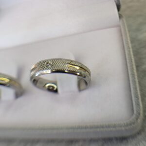 502 / 502-1 : Aliança de Aço Inox Abaulada com Pedra | Recartilhada | Friso | Filete de Ouro | 5 mm | Par - Imagem 2