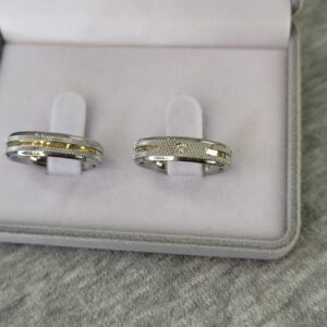 502 / 502-1 : Aliança de Aço Inox Abaulada com Pedra | Recartilhada | Friso | Filete de Ouro | 5 mm | Par - Imagem 3