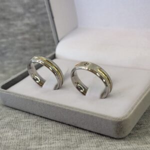 502 / 502-1 : Aliança de Aço Inox Abaulada com Pedra | Recartilhada | Friso | Filete de Ouro | 5 mm | Par